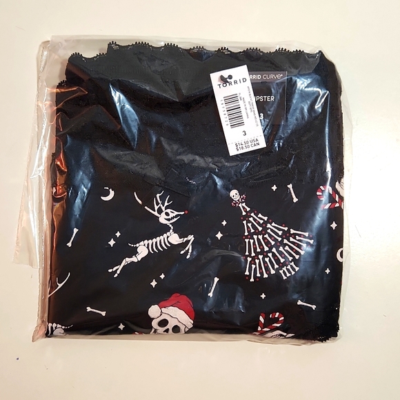 ❤️NWT VINTAGE TORRID PANTY - BONES SKULL SANTA HAT CHRISTMAS - HIPSTER PLUS SIZE - Picture 3 of 9
